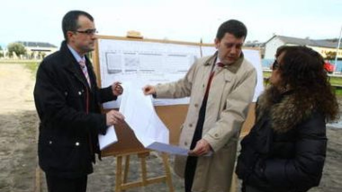 Luis Antonio Moreno, Carlos López Riesco y Susana Téllez, ayer con los planos en el solar.