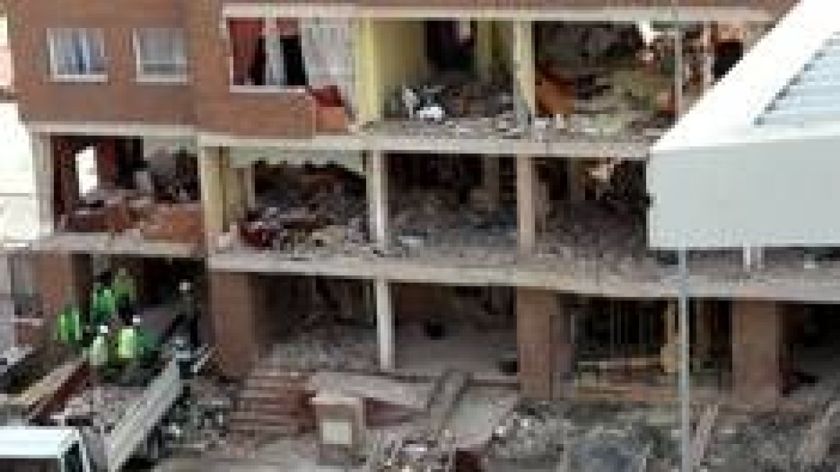 La fachada del edificio quedó prácticamente destruida como consecuencia de la explosión
