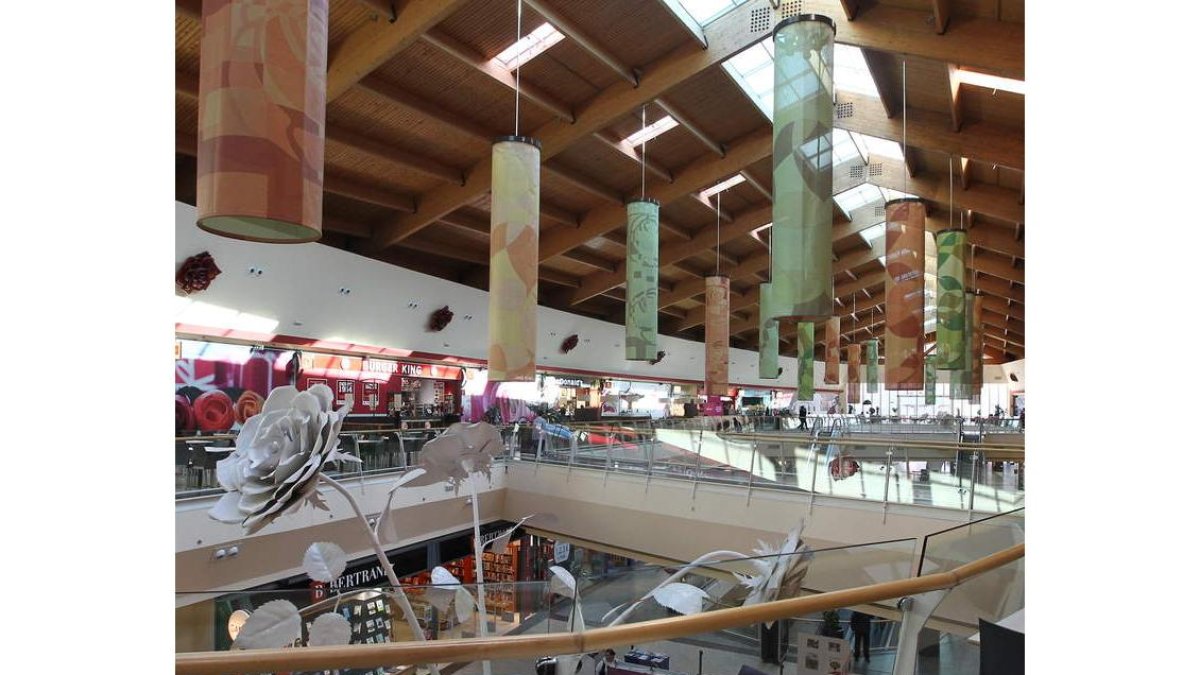 El interior del centro comercial El Rosal, en Ponferrada.