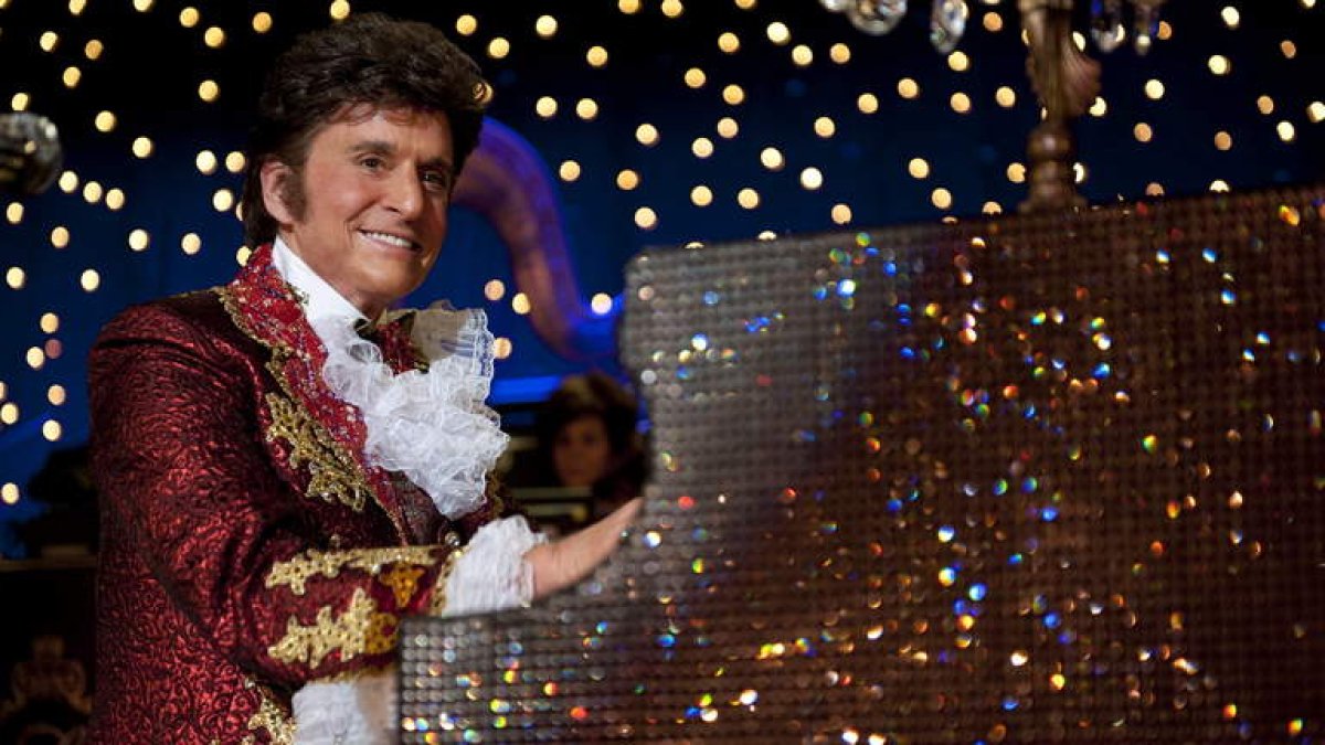 Michael Douglas, caracterizado como el pianista gay Walter Liberace en una escena de ‘Behind the Candelabra’.
