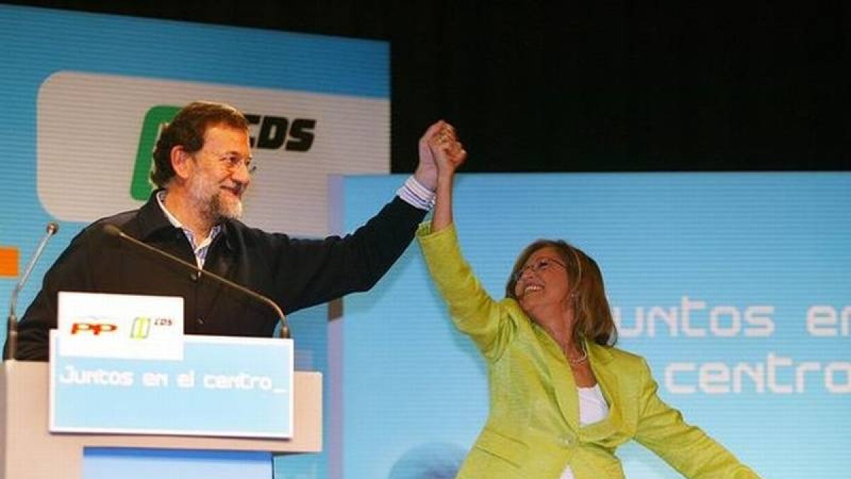 María Teresa Gómez-Limón junto a Mariano Rajoy, cuando entró en el PP en el 2006.