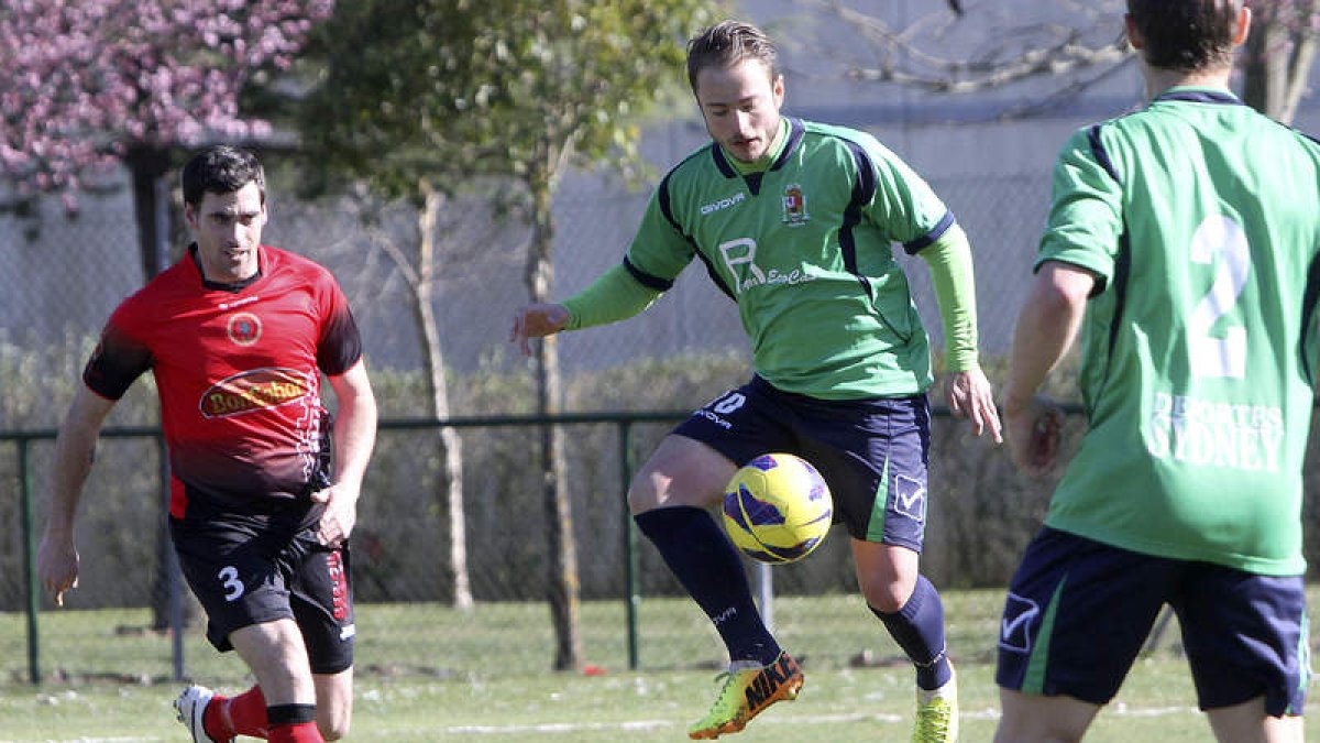 Albertín se hace con el control del balón