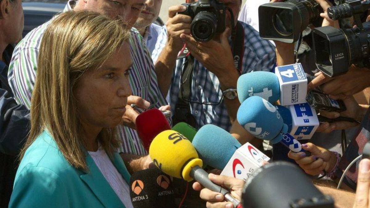 La ministra de Sanidad, Servicios Sociales e Igualdad, Ana Mato, durantes las declaraciones a los periodistas tras visitar hoy junto a la reina Sofía el Banco de Alimentos de Baleares, en Palma.