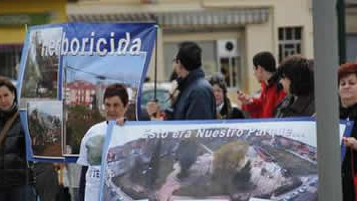 Más de medio cenetanar de vecinos se manifestaron ayer en el parque de La Era.