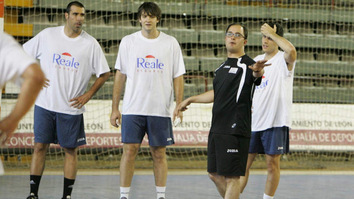El pivote Gonzalo Carou junto al técnico Dani Gordo y Rogelio Llamazares.