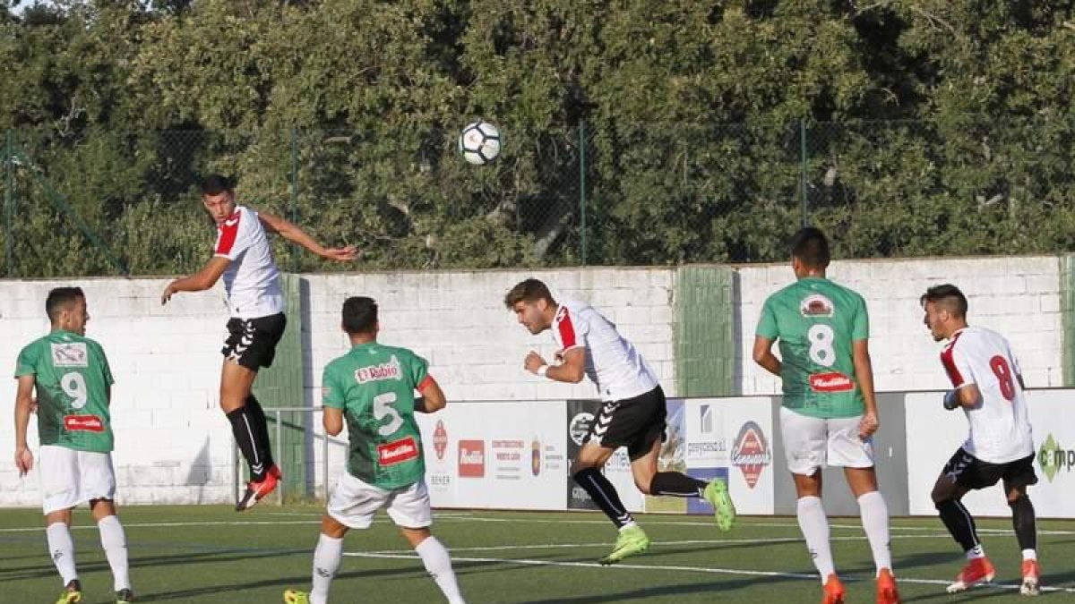 El equipo leonés no acaba de encontrar su sitio en el campo, siendo lo mejor la prueba realizada por el técnico al colocar dos laterales en cada bada de forma simultánea. LA GACETA
