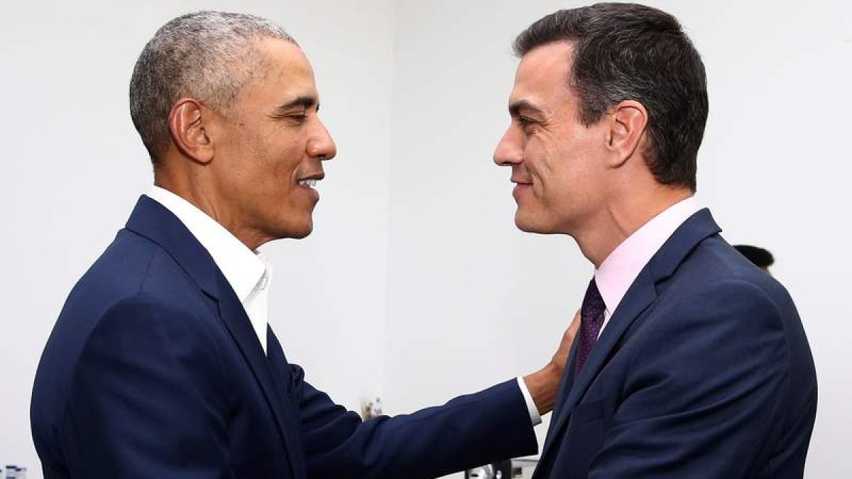 Obama y Sánchez, ayer en el encuentro en Sevilla. FERNANDO CALVO