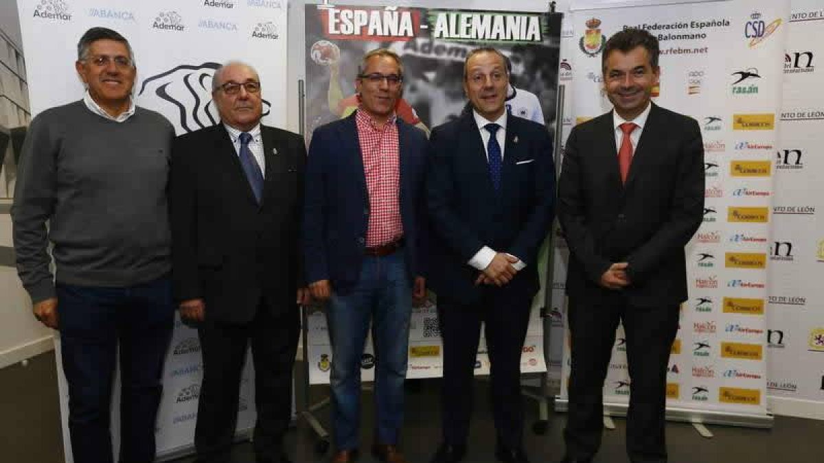 Francisco Blázquez y José María López Benito, en el centro, acompañados por los representantes del Ademar, la Federación autonómica y aguas.