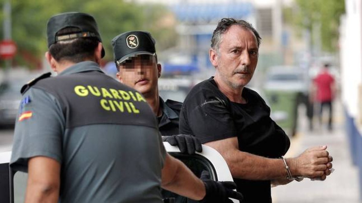 El concejal de Serra Marcos Cabo, tras su detención, el miércoles, por la muerte de su esposa.