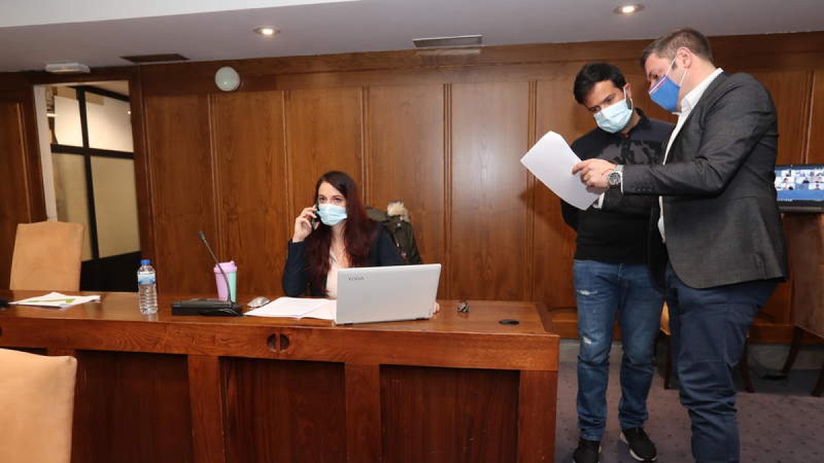 Lorena González e Iván Alonso minutos antes del pleno. L. DE LA MATA