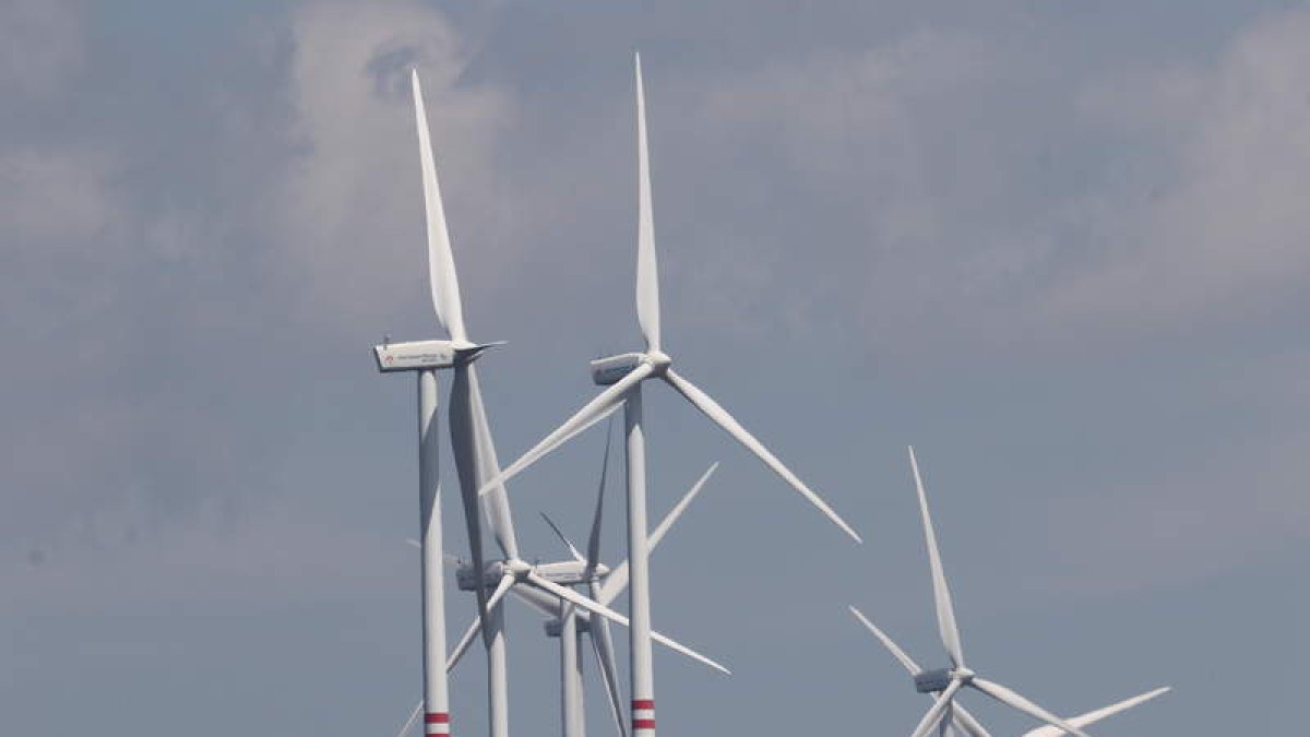 Imagen de archivo de un parque eólico en Igüeña. L. DE LA MATA