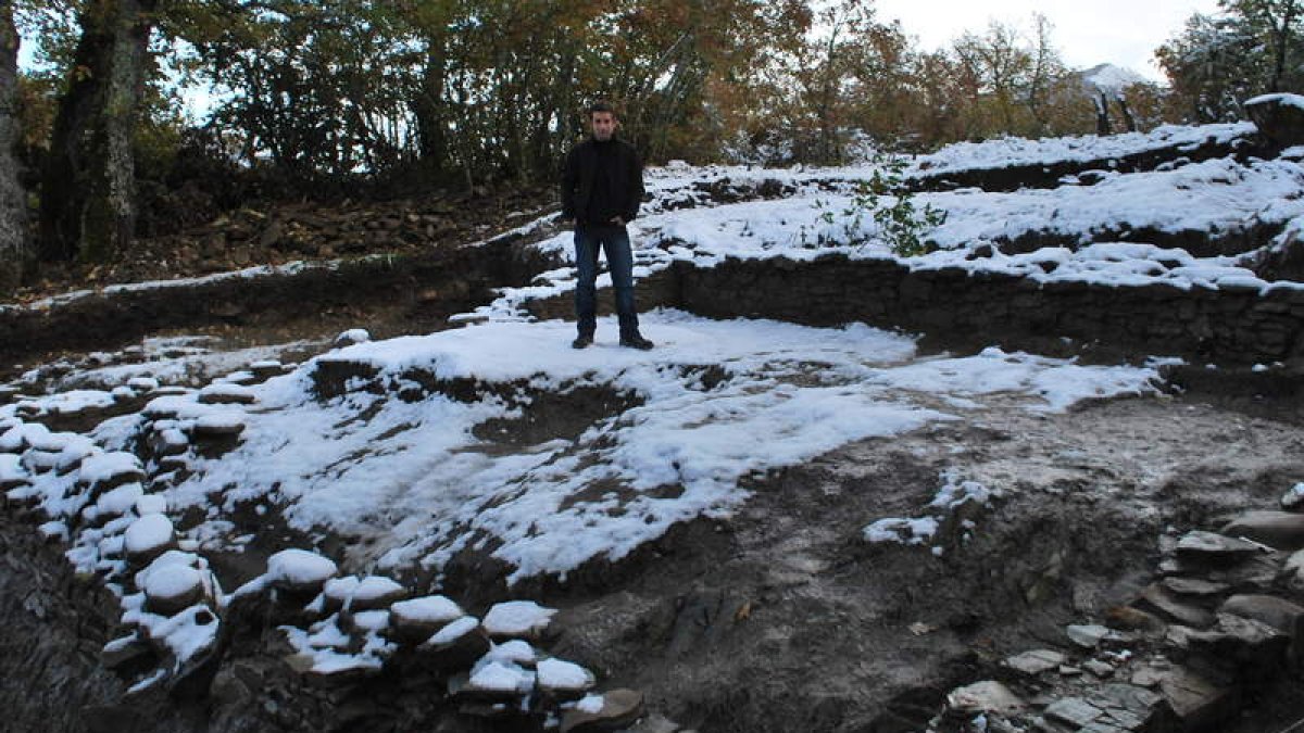 Rubén Rubio en el castro de La Muela, tras las excavaciones desarrolladas en el proyecto ‘Castros de Laciana’.