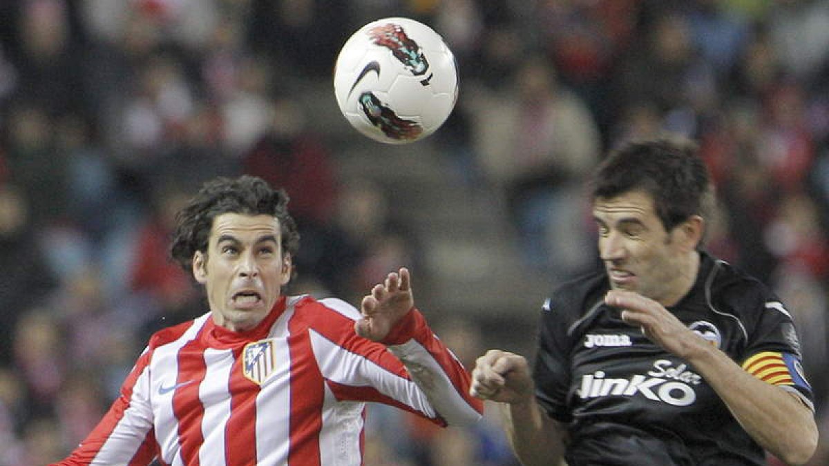 Tiago pelea por un balón aéreo con el mediocentro del Valencia David Albelda.