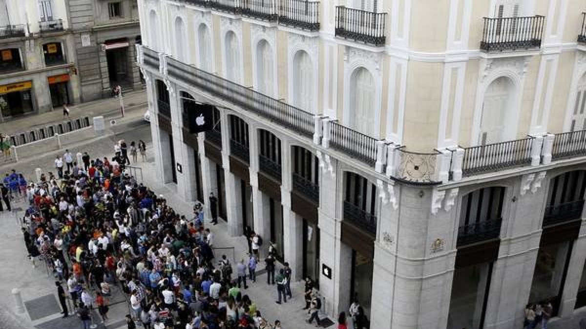 Colas en la tienda de Apple en la Puerta del Sol, este sábado.