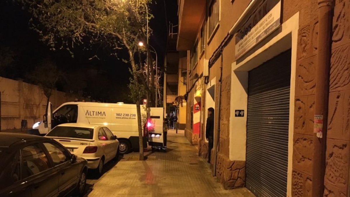 La policía se lleva el cadáver de la pequeña de 4 años presuntamente asesinada por su madre en un frugón policial, este sábado.