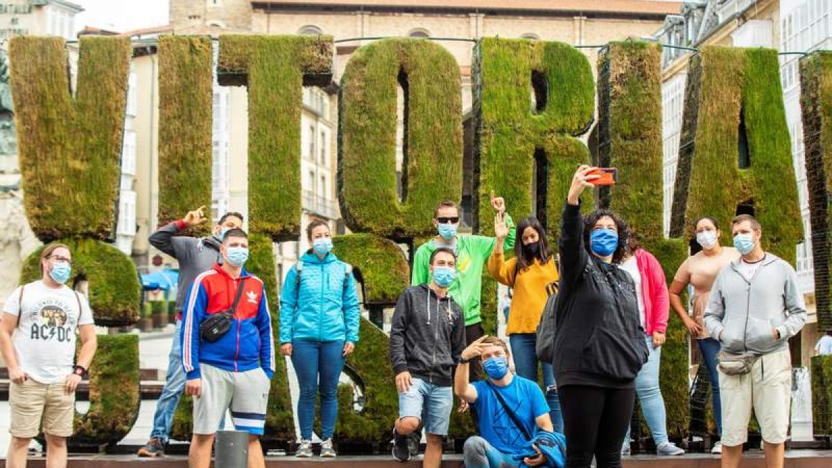 Un grupo de visitantes se fotografía ayer en Vitoria. DAVID AGUILAR