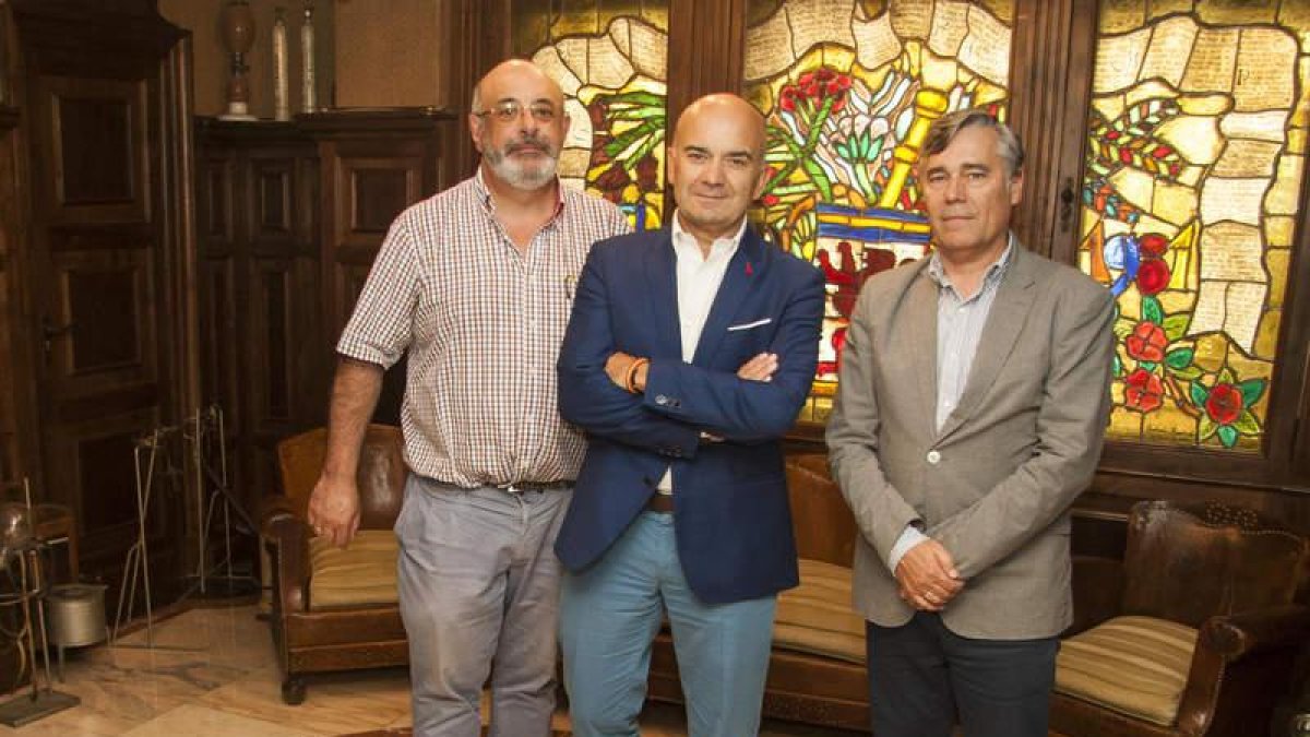 El presidente de los farmacéuticos, Javier Herradón, entre Juan José González Herrero y Francisco José Domingo Hernández. F. OTERO PERANDONES