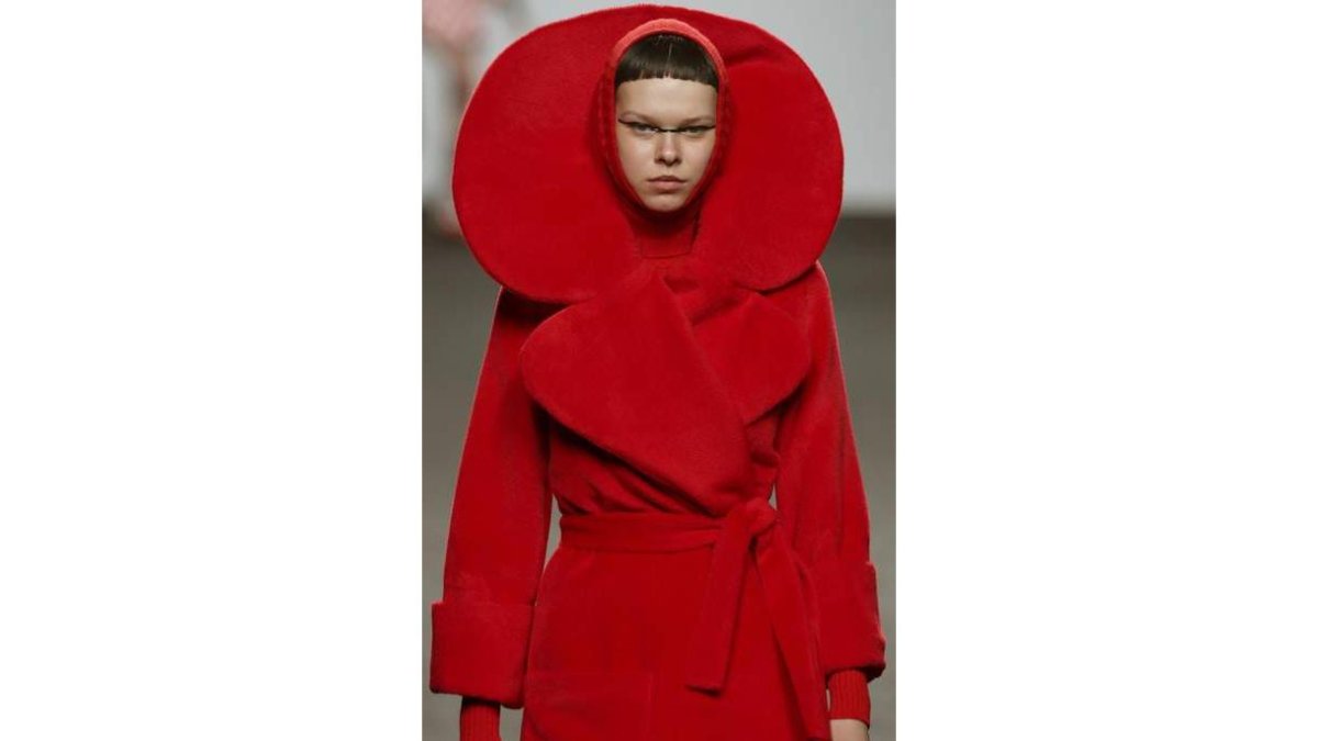 Modelo con un diseño de María Escoté. J. J. GUILLÉN
