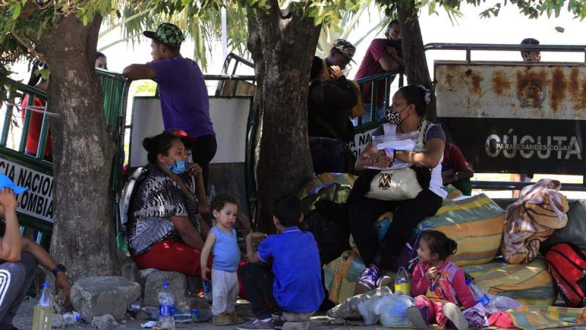 Decenas de miles de mujeres y niños venezolanos deambulan sin protección. MARIO CARCEIDO