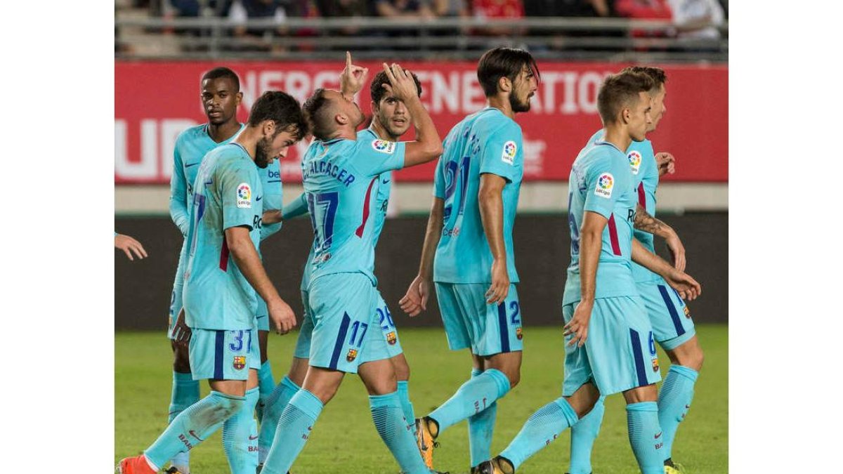 Los jugadores del Barça celebran uno de sus goles ante el Murcia. MARCIAL GUILLÉN
