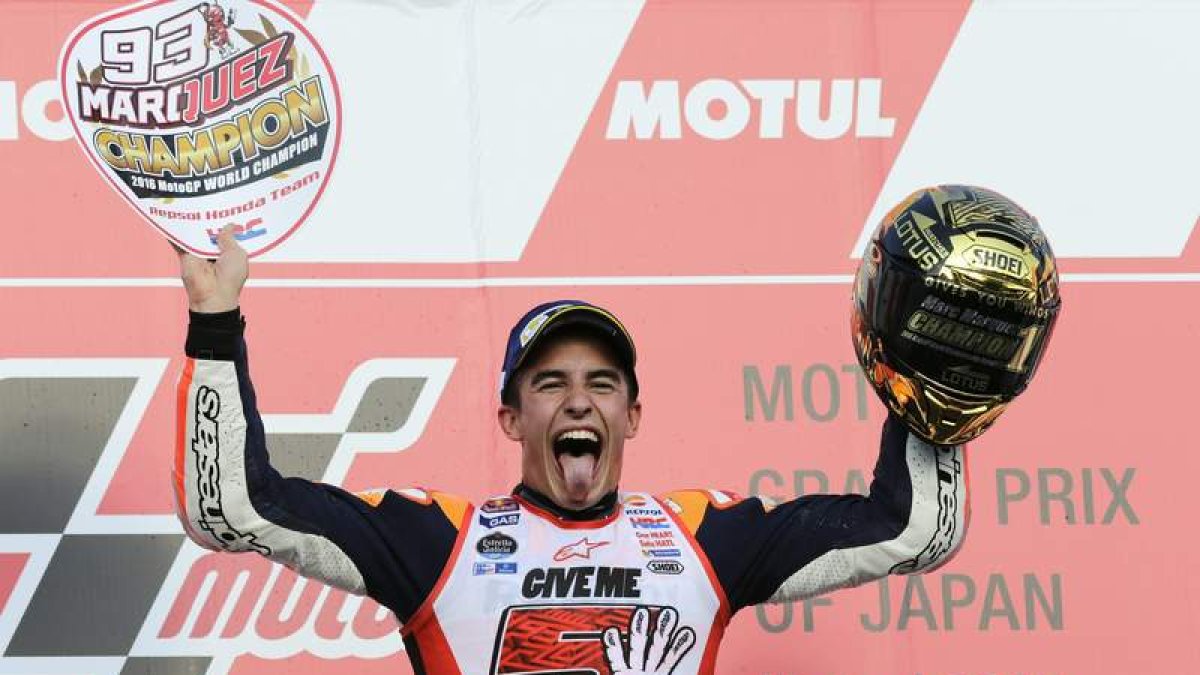 Marc Márquez celebra en el podio de Motegi su nuevo campeonato mundial. MAYAMA