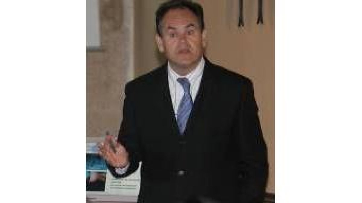 El doctor García-Olmo, en un momento de la conferencia