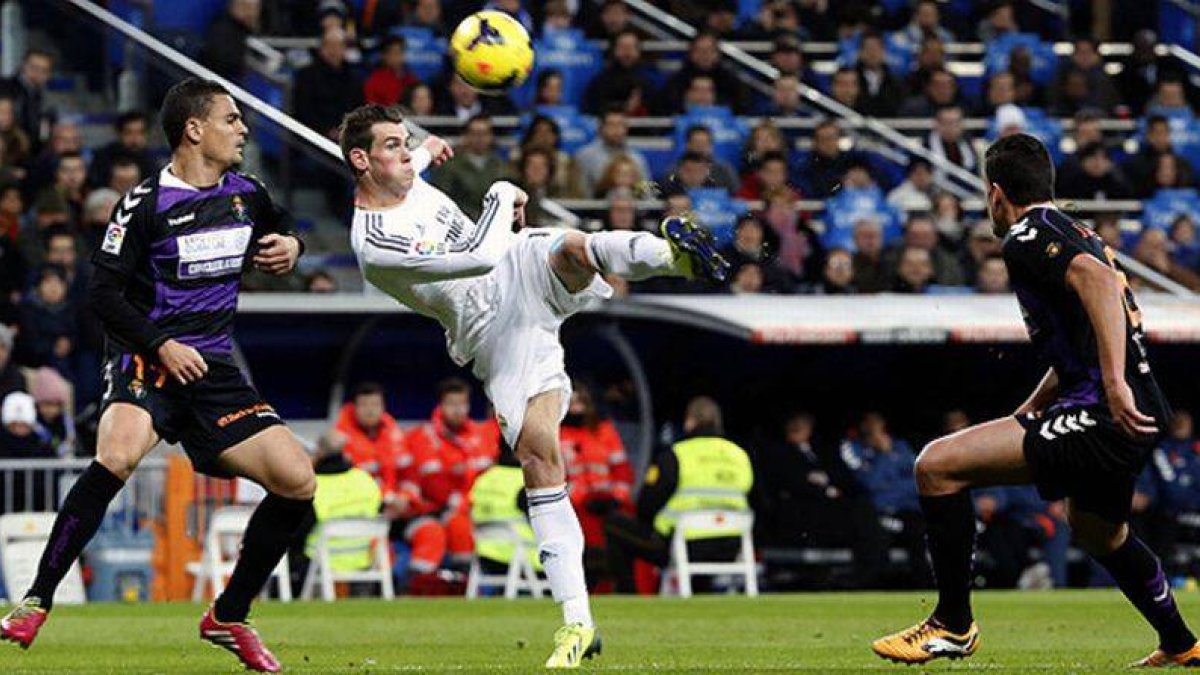 Bale chuta ante dos jugadores del Valladolid.