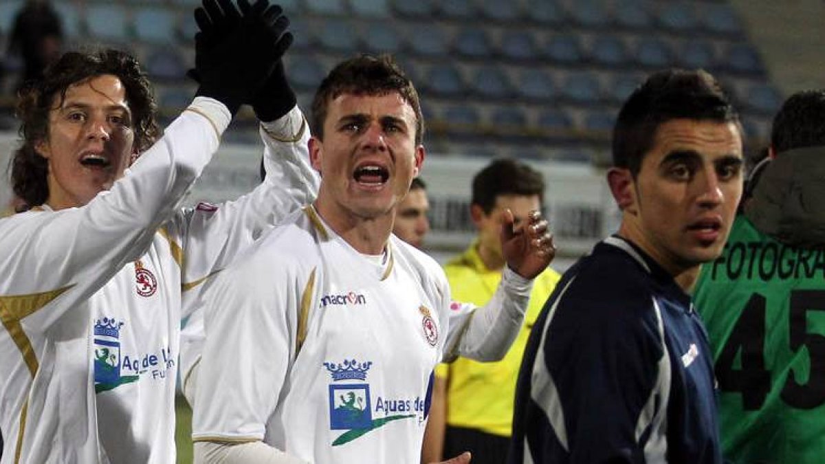 Santi Santos, en el centro, vuelve a la Cultural para intentar ascender a Segunda B.