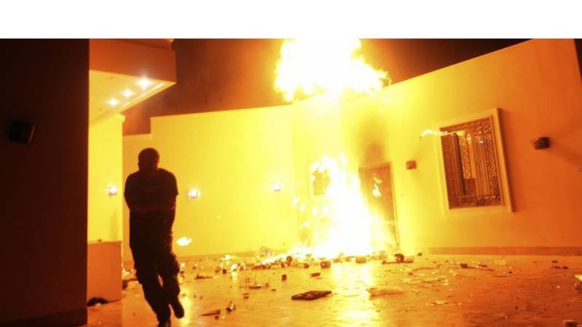 El consulado de Estados Unidos en Benghazi arde tras un ataque de un grupo armado.