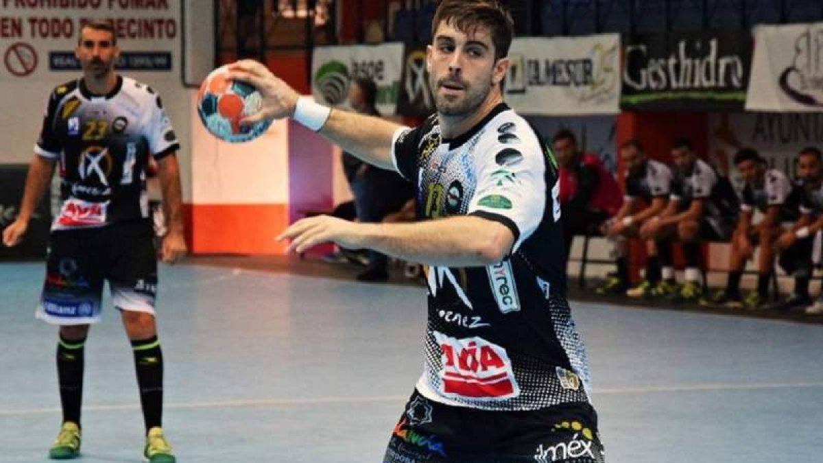 El leonés Juan Castro reforzará la posición de central del Ademar a partir de la próxima temporada. PUENTE GENIL