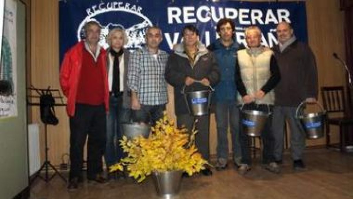 Joaquín Araujo, Diego Segura y Ramiro Pinto, con miembros de la asociación Riaño Vive en las jornada
