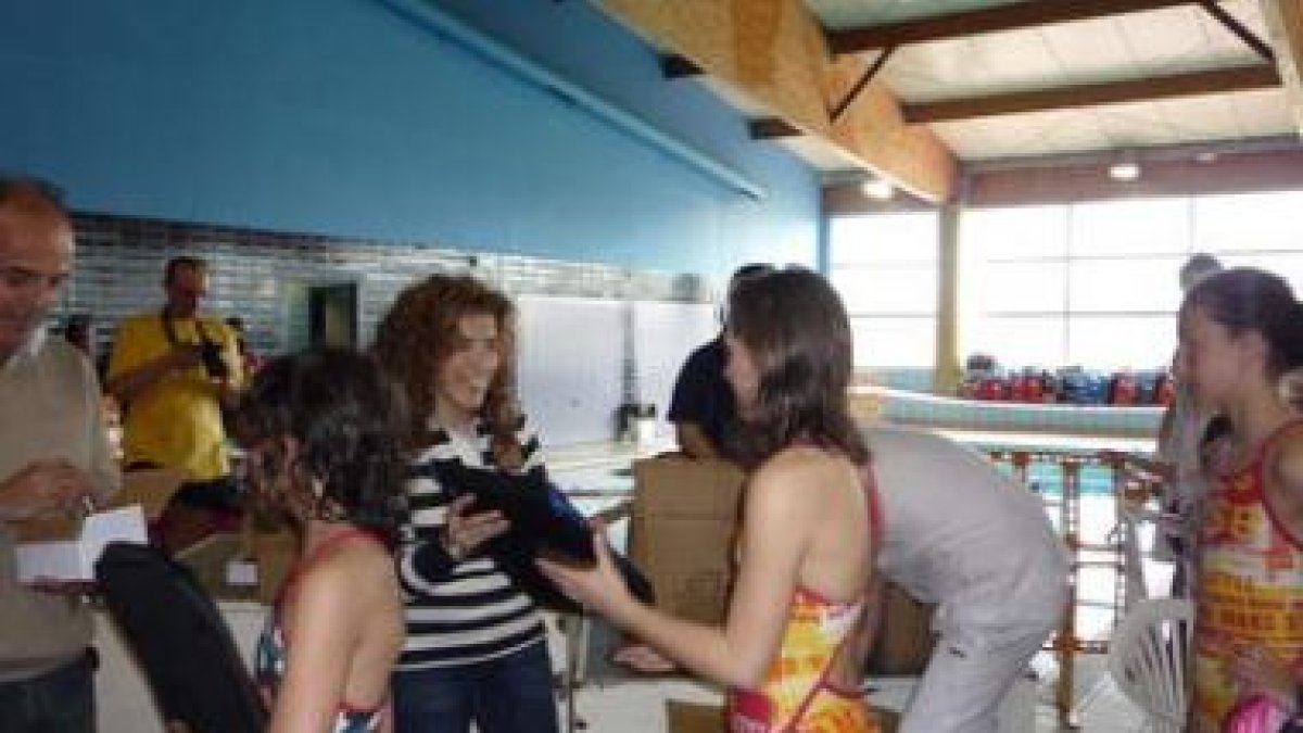 La concejala entrega los premios de salvamento.