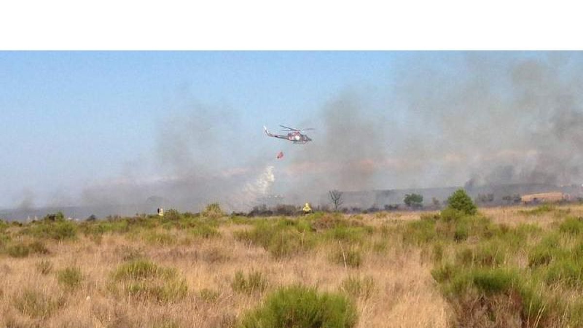 Medios aéreos de extinción de incendios, en plena actuación ayer a media tarde en La Virgen del Camino. M.A.Z.