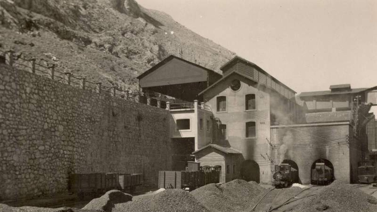 Los altos hornos de las instalaciones industriales de Vegamediana en una foto de archivo.