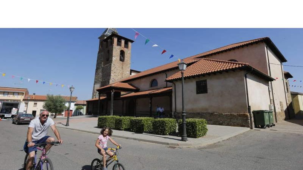 Los puestos de la feria del Ajo de Santa Marina del Rey abrirán sus puertas mañana a las 11.00 horas. Si se cumplen las cifras de ediciones anteriores, a lo largo de la jornada podrían llegar a visitar la muestra en torno a las 20.000 personas. Participar