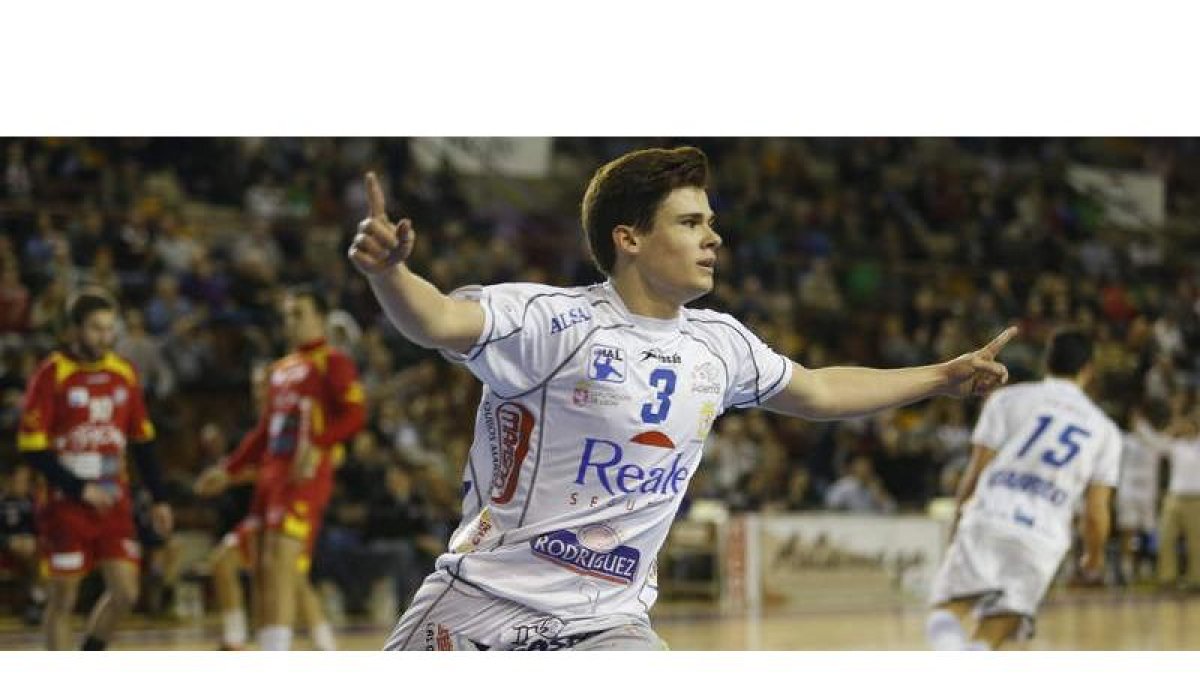 Mario López tendrá que pasar de nuevo por el quirófano para recomponer el ligamento de su rodilla derecha.