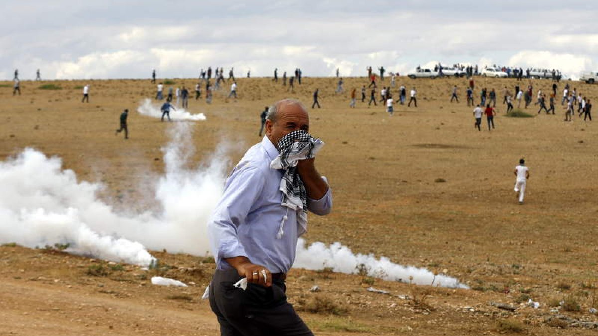 La policía lanza gases lacrimógenos en la frontera turca.