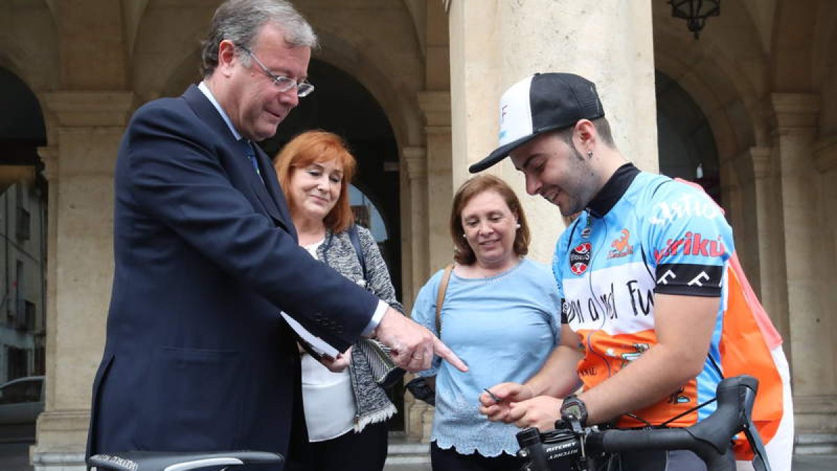 Silván, Nieves Gutiérrez, Aurora Baza y Daniel Carreño, en la plaza de San Marcelo. RAMIRO