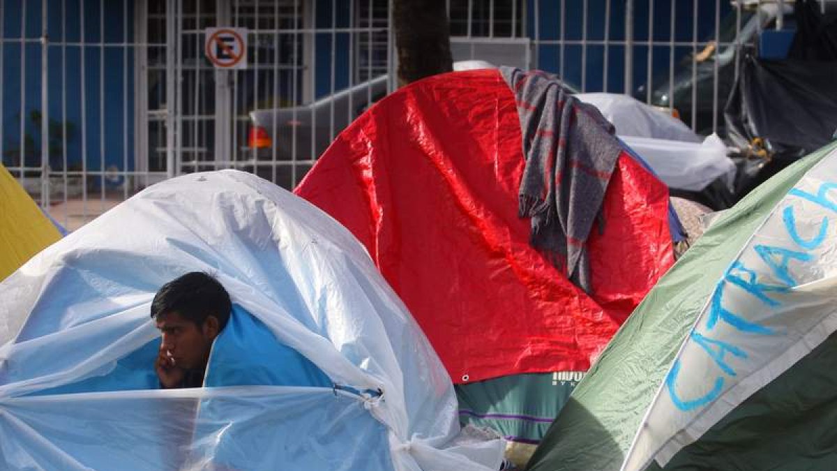 Migrantes centroamericanos, en las afueras del albergue mexicano Benito Juárez. ALEJANDRO CEPEDA