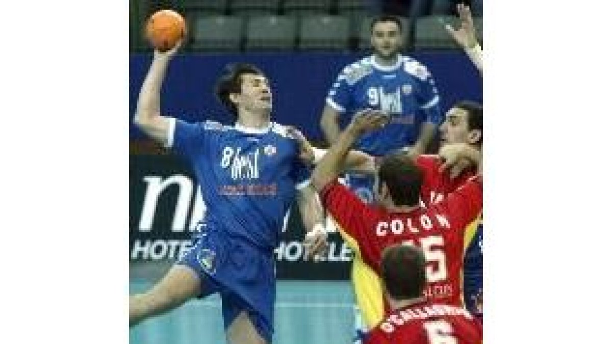 Colón y Juancho defienden a Jovanovic en un ataque yugoslavo