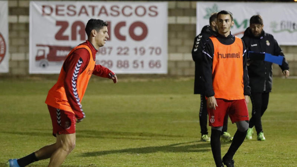 Thierry Moutinho, a la derecha, durante la sesión de entrenamiento sigue la acción de Yeray González, ya renovado. MARCIANO PÉREZ