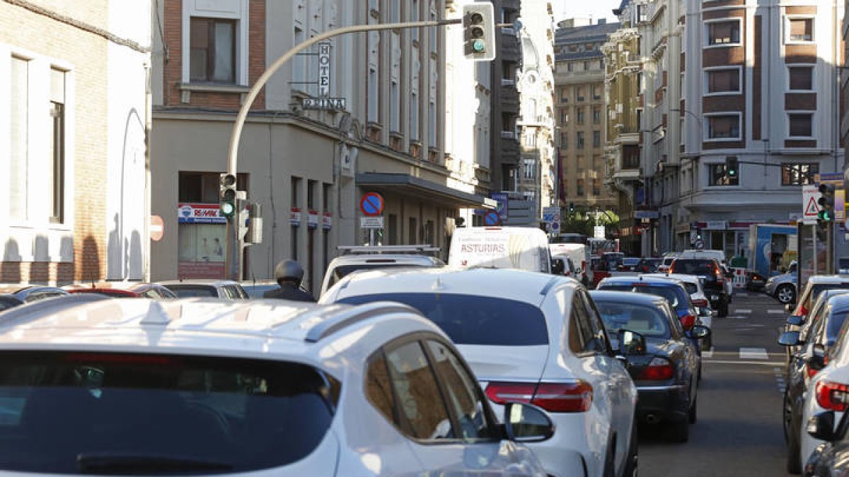 Reportaje sobre el tráfico en la avenida Independencia. F. Otero Perandones.