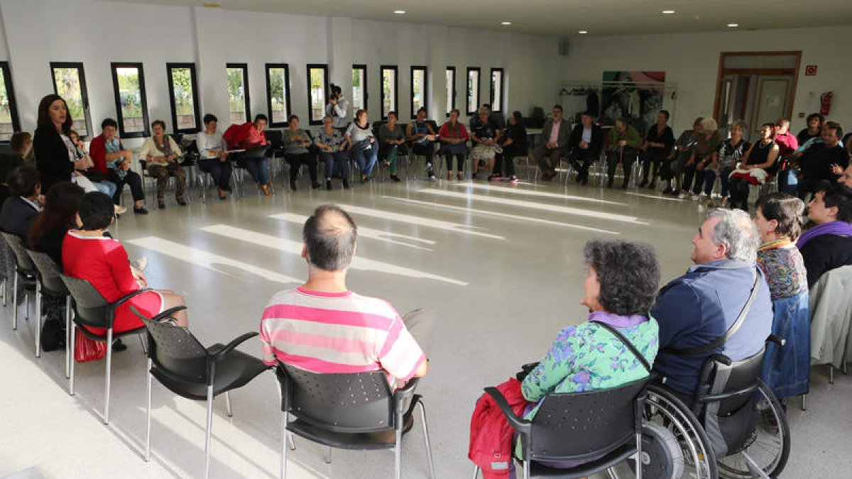 Participantes en la jornada de homenaje a la mujer rural, en el centro cívico de Dehesas.