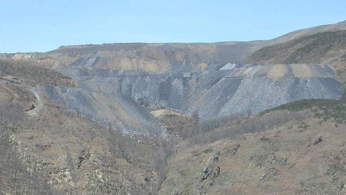 La explotación a cielo abierto de Fonfría está entre las pedanías de Caboalles de Abajo y Orallo.