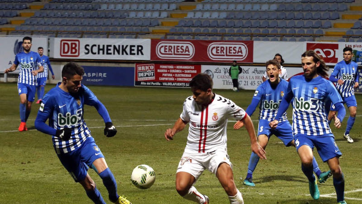 La imagen recoge lo que fue el partido. El culturalista Ángel Bastos aparece rodeado de contrarios en el derbi provincial. MARCIANO PÉREZ