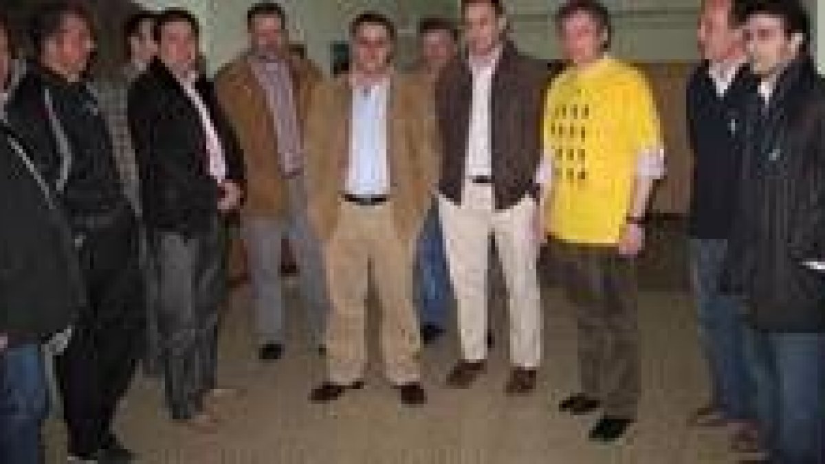 El candidato Luis Arias, tercero por la izquierda, antes del mitin en Cistierna