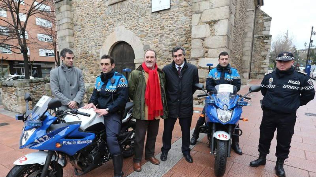 Los ediles Carballo y Merayo, y el delegado de Dornier, con las nuevas motos policiales.