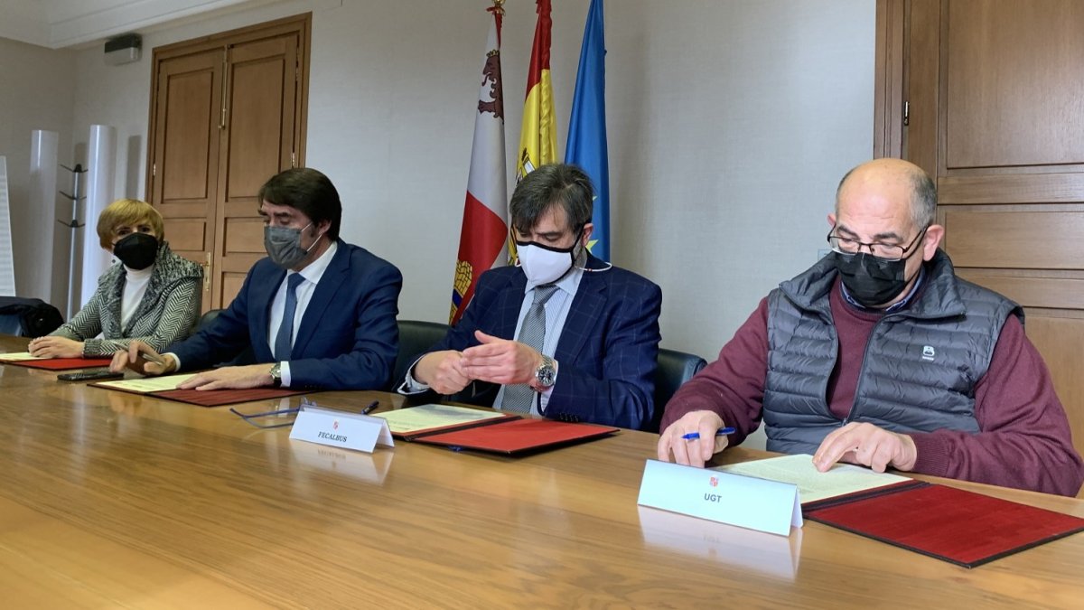 Un momento de la firma del acuerdo. DL