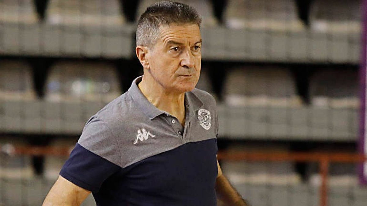 El contrato de Manolo Cadenas con el Ademar concluye a final de la presente temporada. MARCIANO PÉREZ