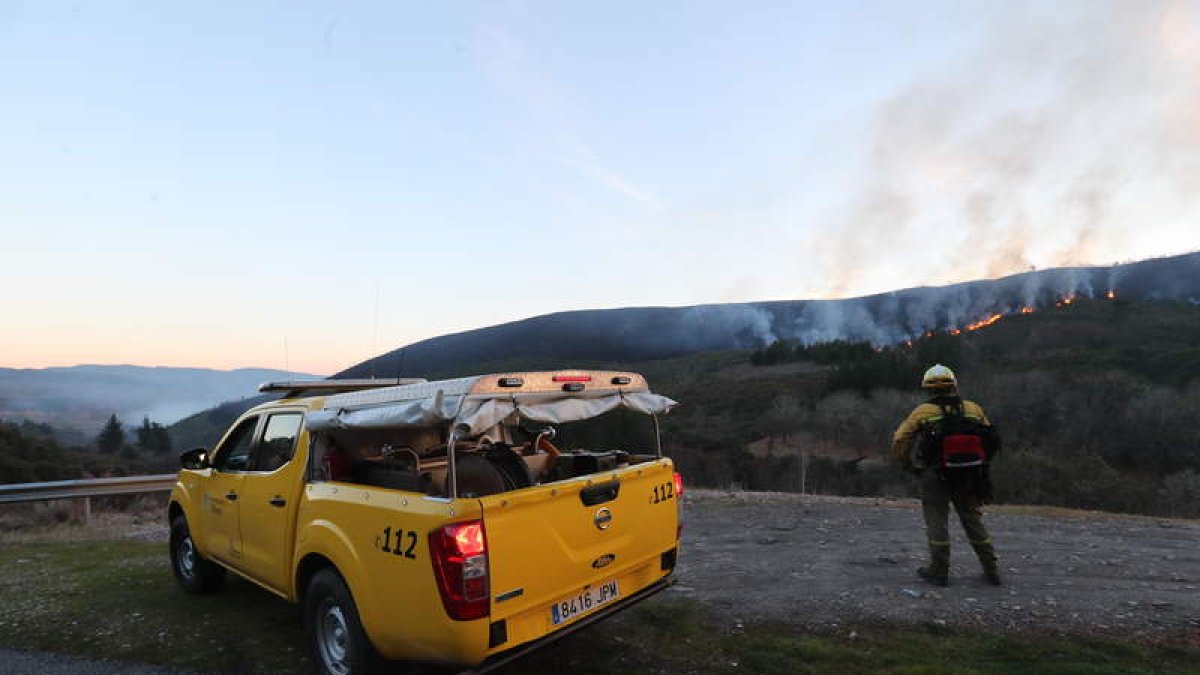 Personal forestal y del 112 en el incendio de Sésamo. L. DE LA MATA